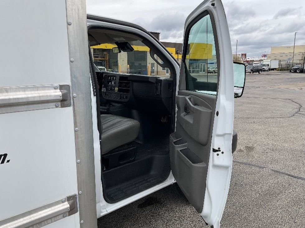 Light Duty Box Truck-Light and Medium Duty Trucks-GMC-2021-Savana G33903-Milwaukee-WI-105,800\n\t\tmiles-$ 26,750 - Image 17