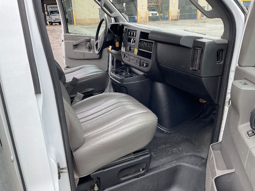 Light Duty Box Truck-Light and Medium Duty Trucks-GMC-2021-Savana G33903-Milwaukee-WI-105,800\n\t\tmiles-$ 26,750 - Image 19