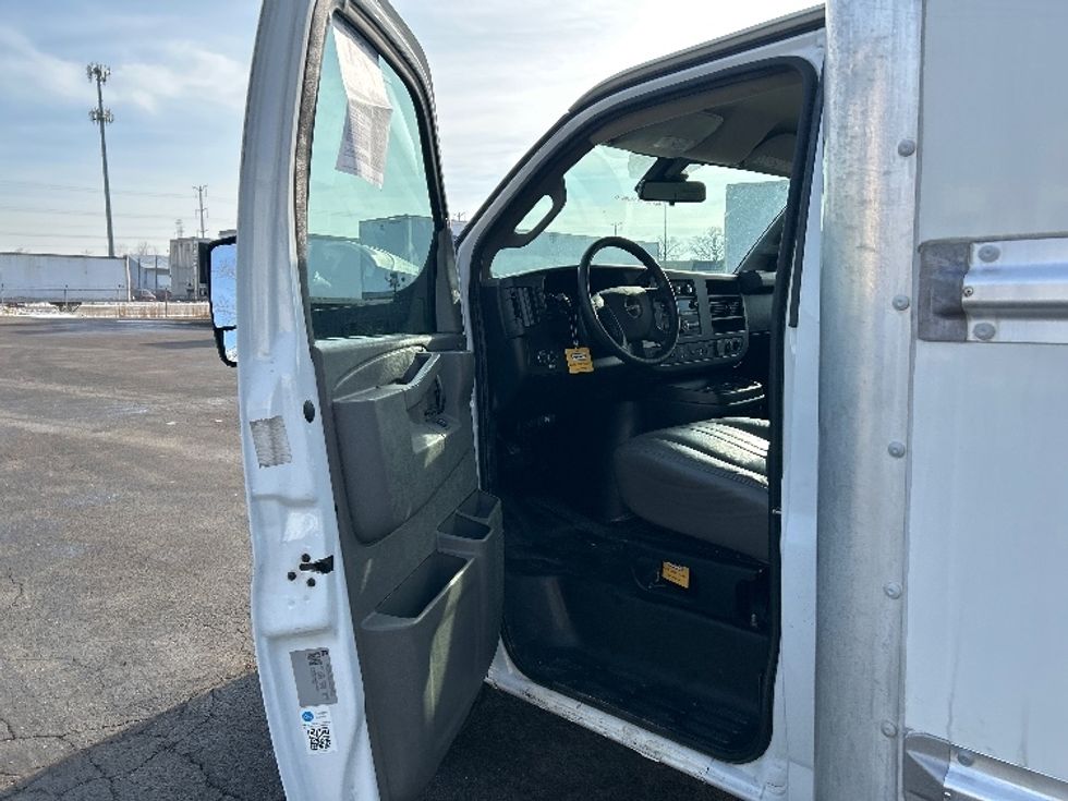 Light Duty Box Truck-Light and Medium Duty Trucks-GMC-2021-Savana G33903-Milwaukee-WI-120,017\n\t\tmiles-$ 27,500 - Image 15