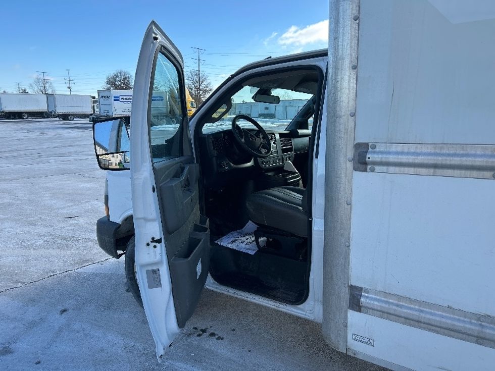 Light Duty Box Truck-Light and Medium Duty Trucks-GMC-2021-Savana G33903-Milwaukee-WI-120,500\n\t\tmiles-$ 27,500 - Image 16