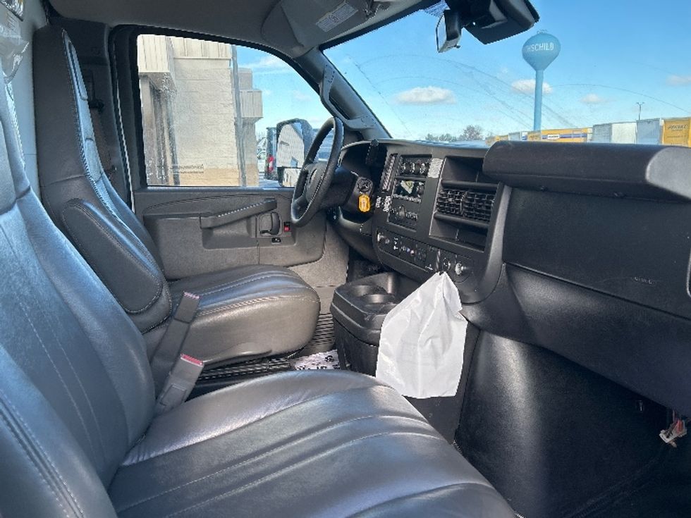 Light Duty Box Truck-Light and Medium Duty Trucks-GMC-2021-Savana G33903-Milwaukee-WI-120,500\n\t\tmiles-$ 27,500 - Image 22