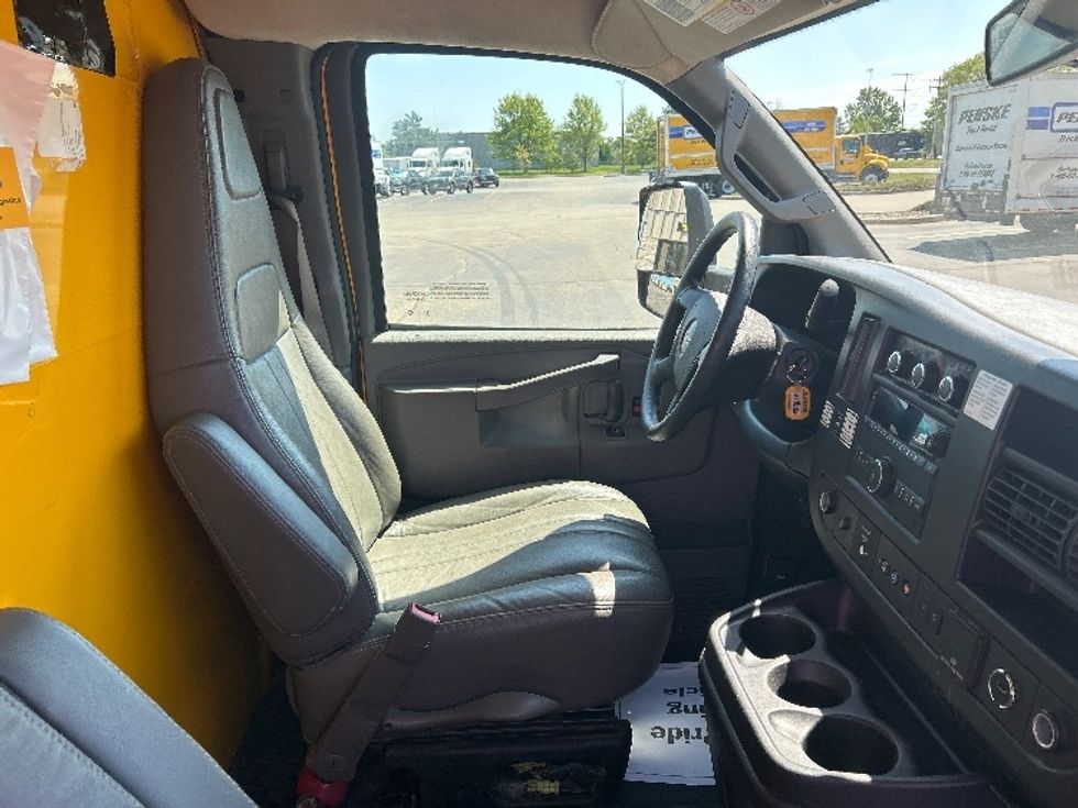 Light Duty Box Truck-Light and Medium Duty Trucks-GMC-2021-Savana G33903-Milwaukee-WI-85,243\n\t\tmiles-$ 27,500 - Image 22
