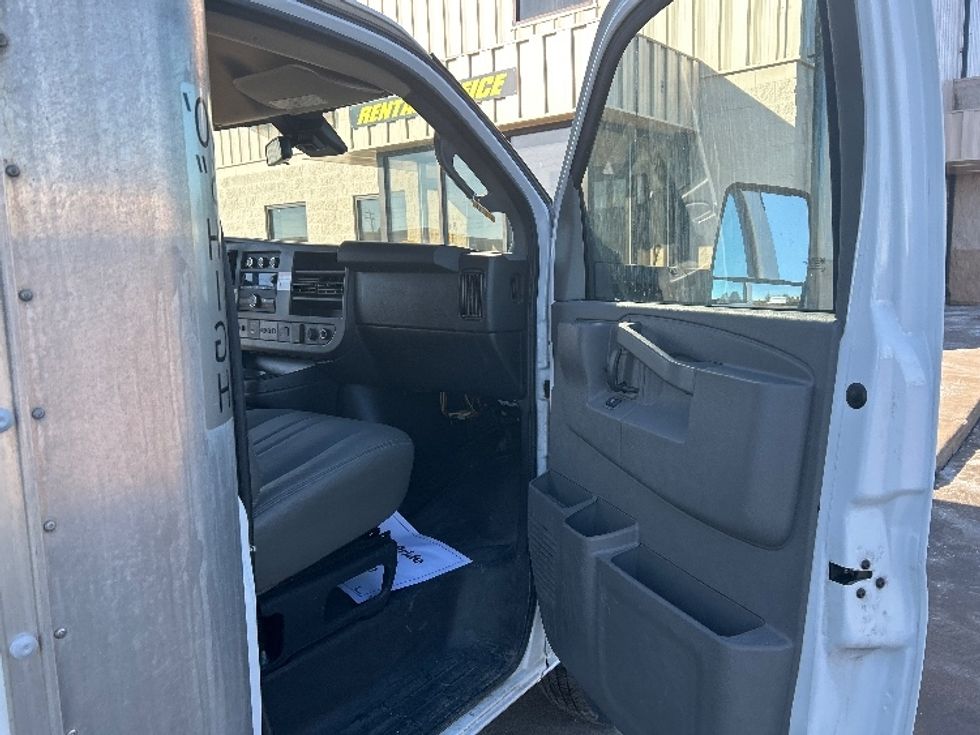 Light Duty Box Truck-Light and Medium Duty Trucks-GMC-2021-Savana G33903-Milwaukee-WI-90,606\n\t\tmiles-$ 28,500 - Image 20