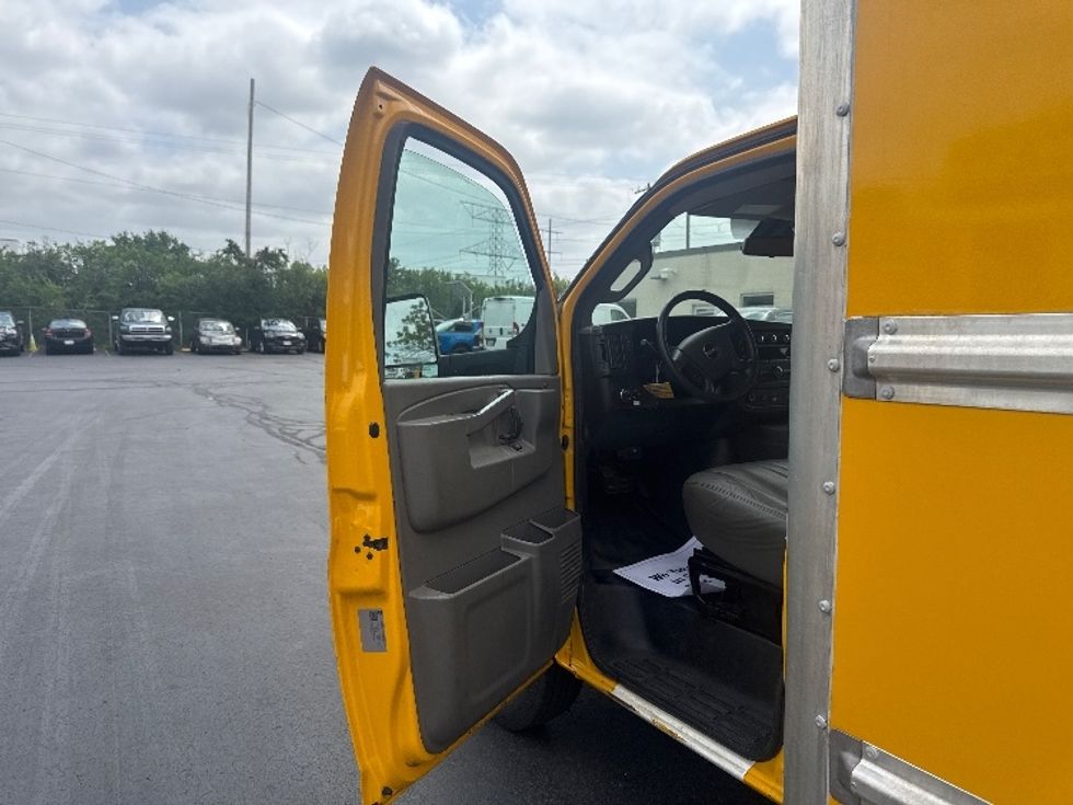 Light Duty Box Truck-Light and Medium Duty Trucks-GMC-2021-Savana G33903-Milwaukee-WI-92,364\n\t\tmiles-$ 24,500 - Image 15