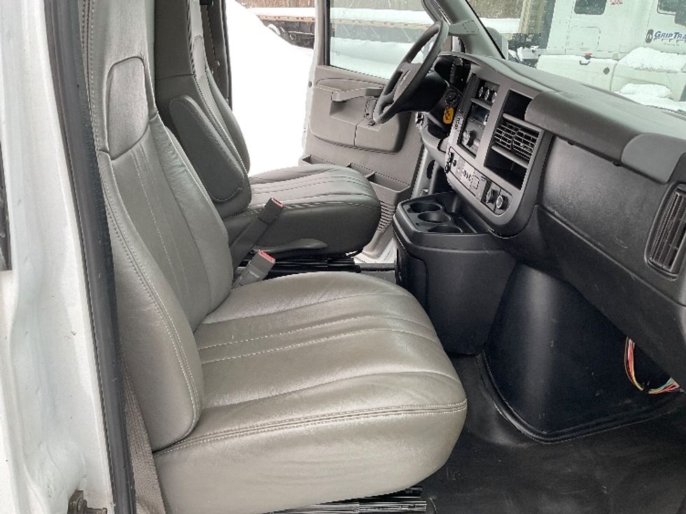 Light Duty Box Truck-Light and Medium Duty Trucks-GMC-2021-Savana G33903-Muskegon-MI-111,959\n\t\tmiles-$ 27,750 - Image 19