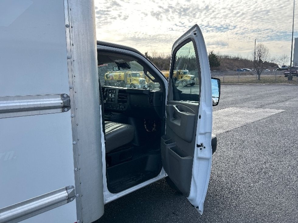 Light Duty Box Truck-Light and Medium Duty Trucks-GMC-2021-Savana G33903-Nashville (Mount Juliet)-TN-94,417\n\t\tmiles-$ 31,500 - Image 20