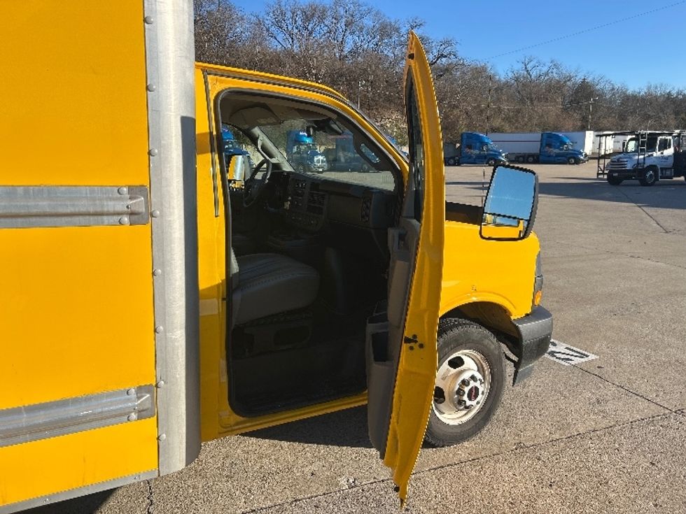 Light Duty Box Truck-Light and Medium Duty Trucks-GMC-2021-Savana G33903-Nashville (Mount Juliet)-TN-97,462\n\t\tmiles-$ 28,000 - Image 19