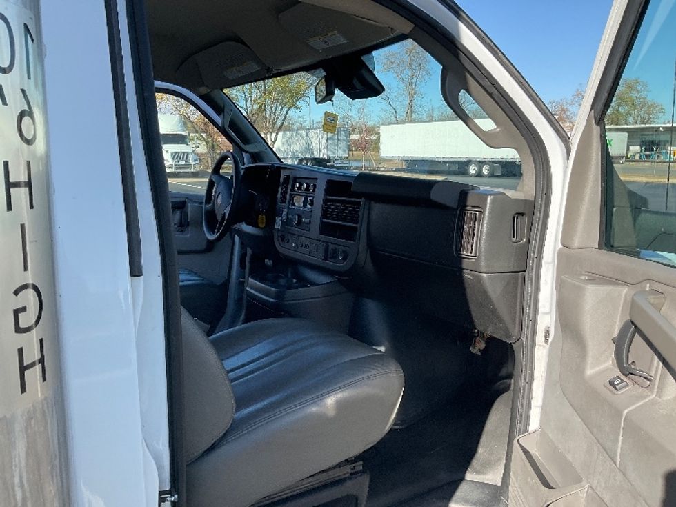 Light Duty Box Truck-Light and Medium Duty Trucks-GMC-2021-Savana G33903-New Castle-DE-60,586\n\t\tmiles-$ 39,250 - Image 22