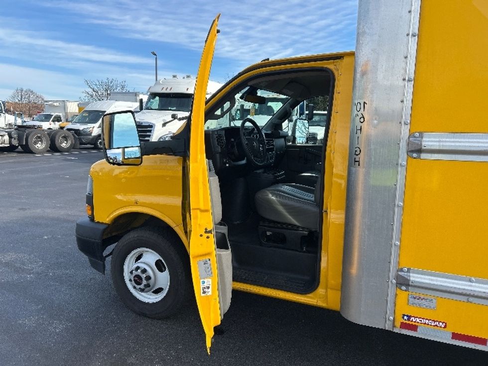 Light Duty Box Truck-Light and Medium Duty Trucks-GMC-2021-Savana G33903-New Castle-DE-99,835\n\t\tmiles-$ 25,750 - Image 16