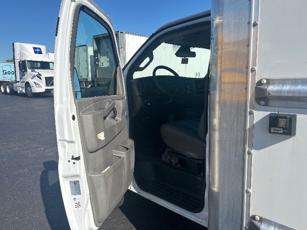Light Duty Box Truck-Light and Medium Duty Trucks-GMC-2021-Savana G33903-Newark-DE-66,791\n\t\tmiles-$ 32,250 - Image 16