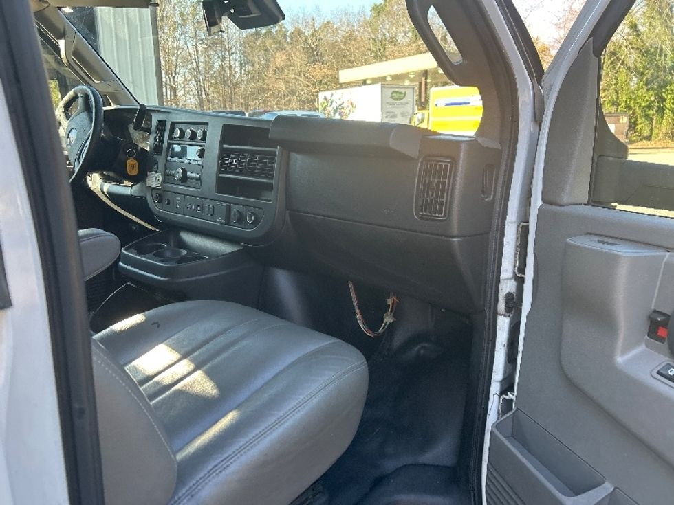 Light Duty Box Truck-Light and Medium Duty Trucks-GMC-2021-Savana G33903-Newport News-VA-98,293\n\t\tmiles-$ 31,500 - Image 20