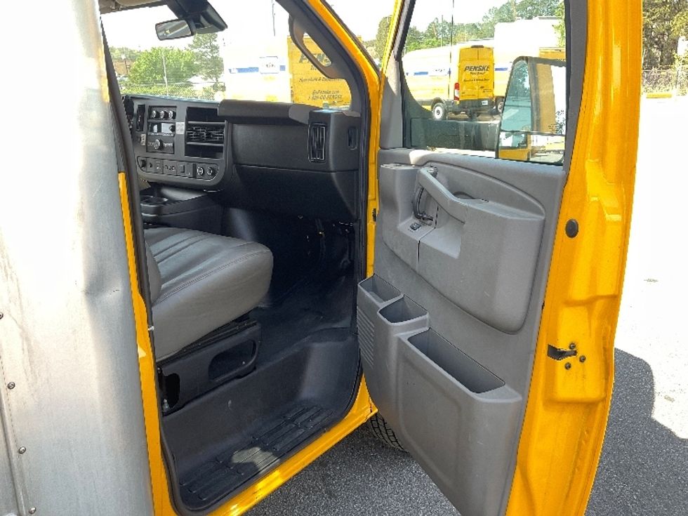 Light Duty Box Truck-Light and Medium Duty Trucks-GMC-2021-Savana G33903-Norcross-GA-85,609\n\t\tmiles-$ 28,750 - Image 20