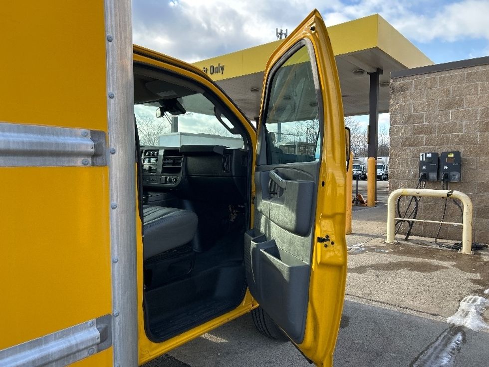 Light Duty Box Truck-Light and Medium Duty Trucks-GMC-2021-Savana G33903-North Bergen-NJ-95,802\n\t\tmiles-$ 26,250 - Image 20