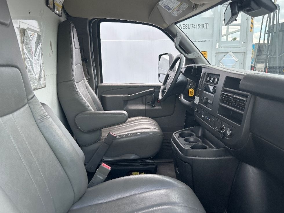 Light Duty Box Truck-Light and Medium Duty Trucks-GMC-2021-Savana G33903-Ocala-FL-81,699\n\t\tmiles-$ 32,750 - Image 22