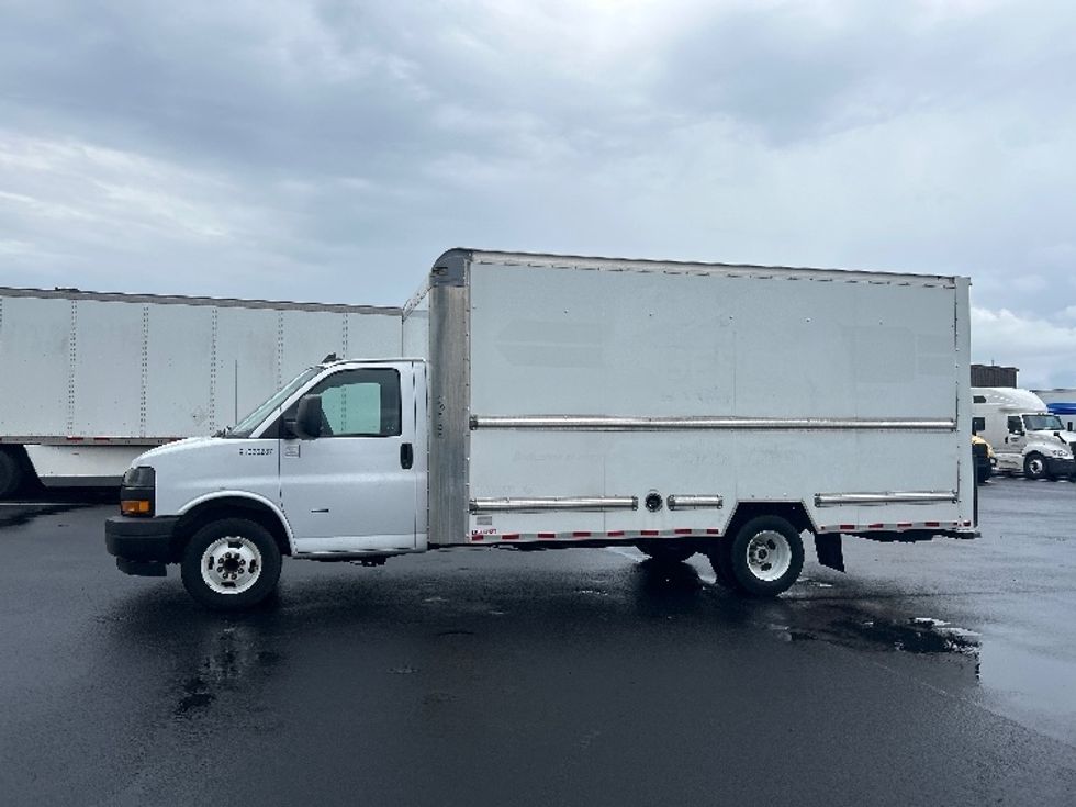 Light Duty Box Truck-Light and Medium Duty Trucks-GMC-2021-Savana G33903-Ocala-FL-94,322\n\t\tmiles-$ 29,500 - Image 3