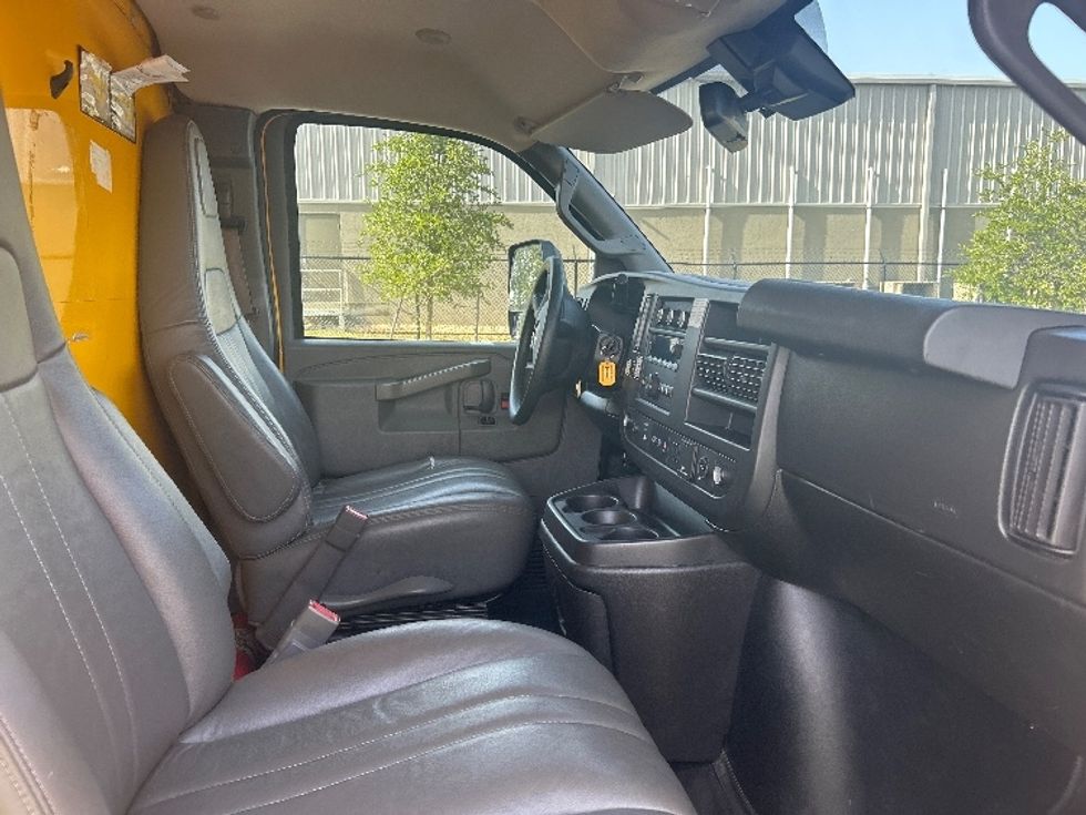 Light Duty Box Truck-Light and Medium Duty Trucks-GMC-2021-Savana G33903-Ocala-FL-99,898\n\t\tmiles-$ 26,000 - Image 22
