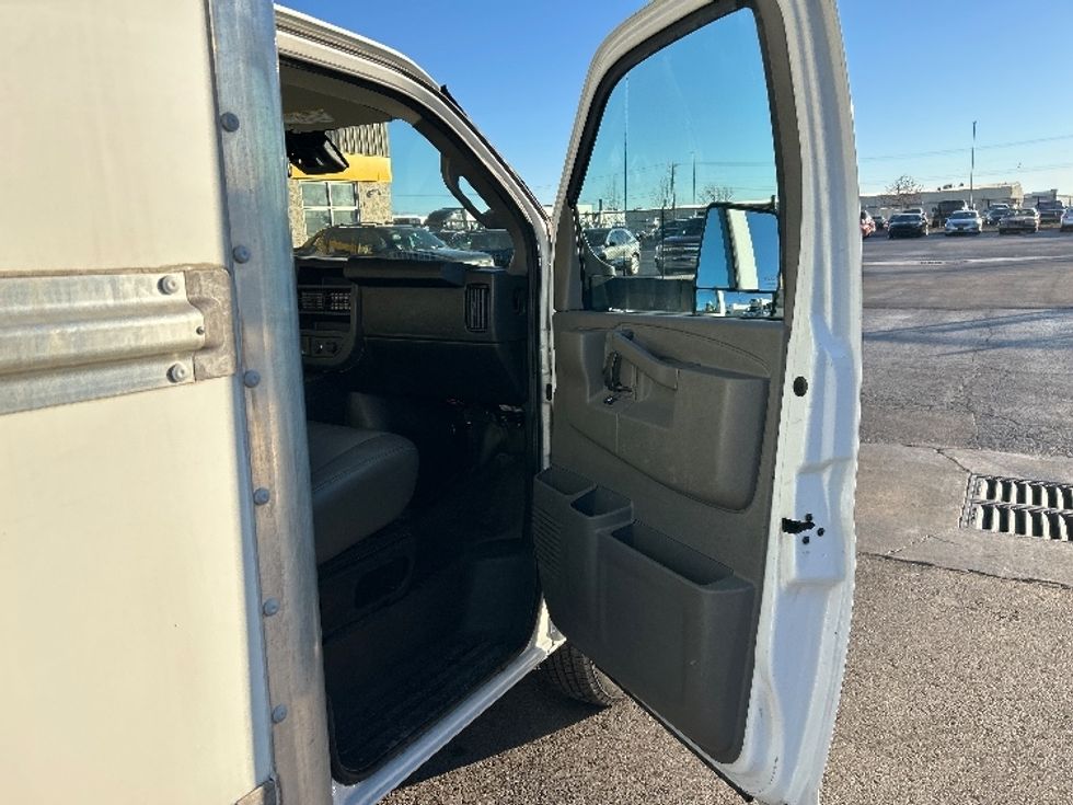 Light Duty Box Truck-Light and Medium Duty Trucks-GMC-2021-Savana G33903-Oklahoma City-OK-111,632\n\t\tmiles-$ 28,000 - Image 17