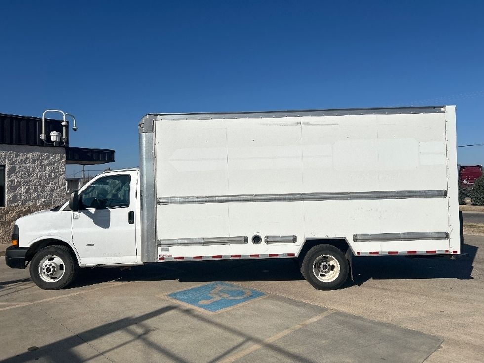 Light Duty Box Truck-Light and Medium Duty Trucks-GMC-2021-Savana G33903-Oklahoma City-OK-92,503\n\t\tmiles-$ 30,250 - Image 4