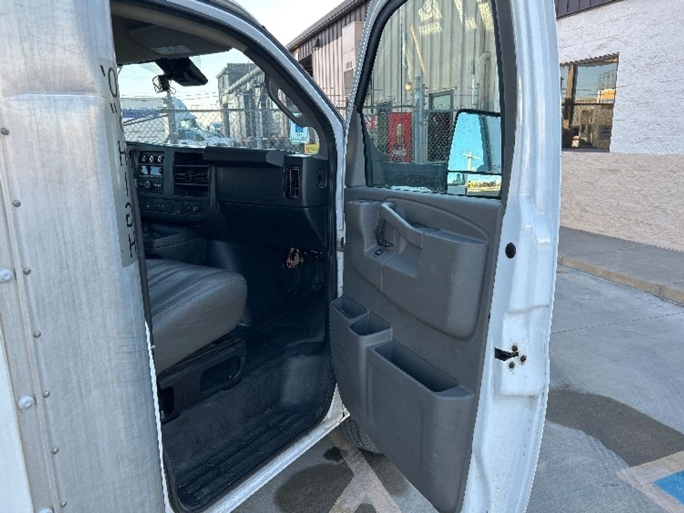 Light Duty Box Truck-Light and Medium Duty Trucks-GMC-2021-Savana G33903-Oklahoma City-OK-99,257\n\t\tmiles-$ 29,500 - Image 17