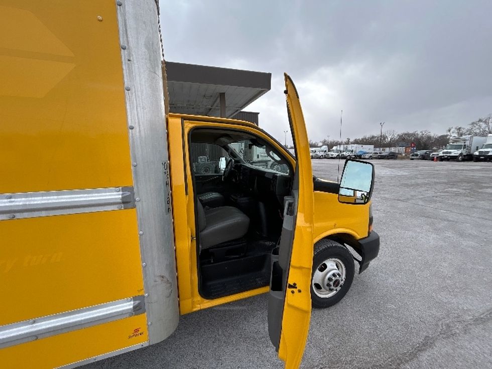 Light Duty Box Truck-Light and Medium Duty Trucks-GMC-2021-Savana G33903-Omaha-NE-108,777\n\t\tmiles-$ 25,250 - Image 19