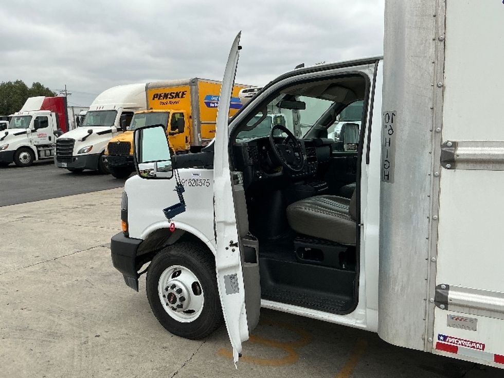 Light Duty Box Truck-Light and Medium Duty Trucks-GMC-2021-Savana G33903-Ontario-CA-74,749\n\t\tmiles-$ 33,500 - Image 16