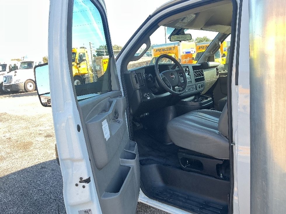 Light Duty Box Truck-Light and Medium Duty Trucks-GMC-2021-Savana G33903-Orlando-FL-114,111\n\t\tmiles-$ 29,000 - Image 16