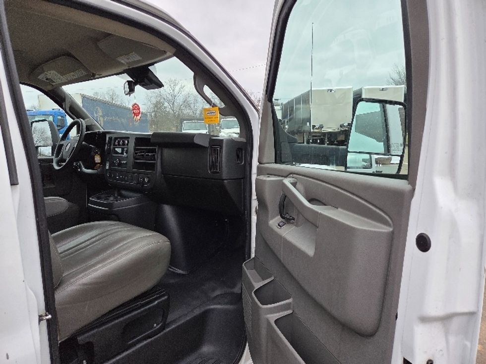 Light Duty Box Truck-Light and Medium Duty Trucks-GMC-2021-Savana G33903-Parkersburg-WV-118,171\n\t\tmiles-$ 27,750 - Image 18