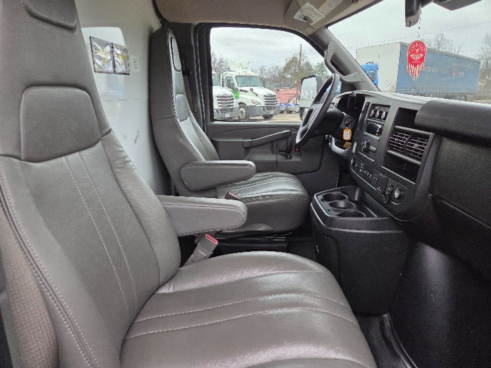 Light Duty Box Truck-Light and Medium Duty Trucks-GMC-2021-Savana G33903-Parkersburg-WV-118,171\n\t\tmiles-$ 27,750 - Image 20