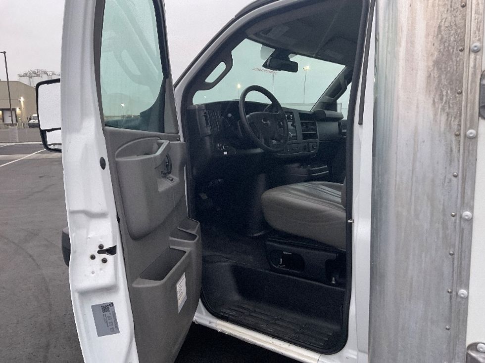 Light Duty Box Truck-Light and Medium Duty Trucks-GMC-2021-Savana G33903-Pasco-WA-107,800\n\t\tmiles-$ 23,500 - Image 16