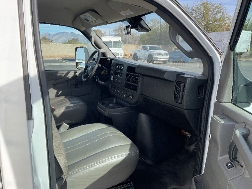 Light Duty Box Truck-Light and Medium Duty Trucks-GMC-2021-Savana G33903-Phoenix-AZ-105,010\n\t\tmiles-$ 26,750 - Image 19