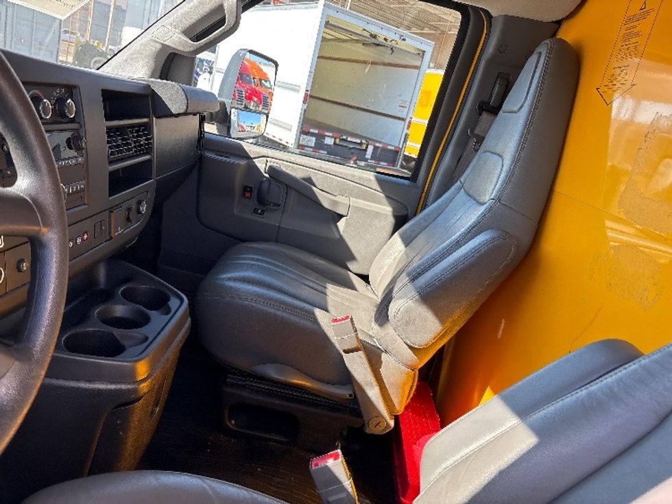 Light Duty Box Truck-Light and Medium Duty Trucks-GMC-2021-Savana G33903-Phoenix-AZ-112,523\n\t\tmiles-$ 23,250 - Image 17