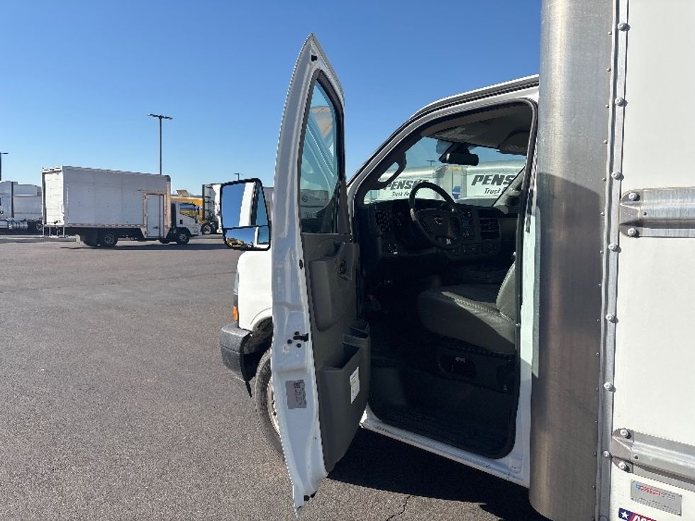 Light Duty Box Truck-Light and Medium Duty Trucks-GMC-2021-Savana G33903-Phoenix-AZ-117,012\n\t\tmiles-$ 25,500 - Image 15