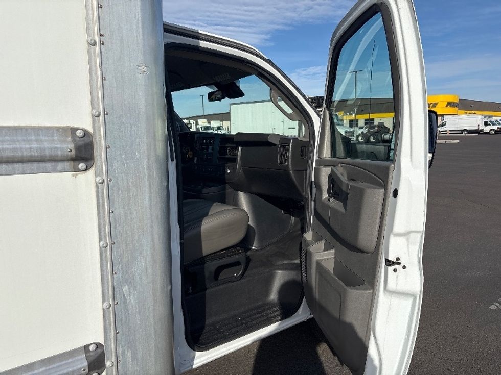 Light Duty Box Truck-Light and Medium Duty Trucks-GMC-2021-Savana G33903-Phoenix-AZ-117,012\n\t\tmiles-$ 25,500 - Image 19