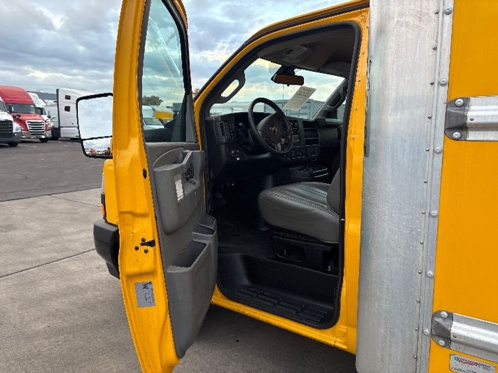 Light Duty Box Truck-Light and Medium Duty Trucks-GMC-2021-Savana G33903-Phoenix-AZ-131,283\n\t\tmiles-$ 21,000 - Image 15
