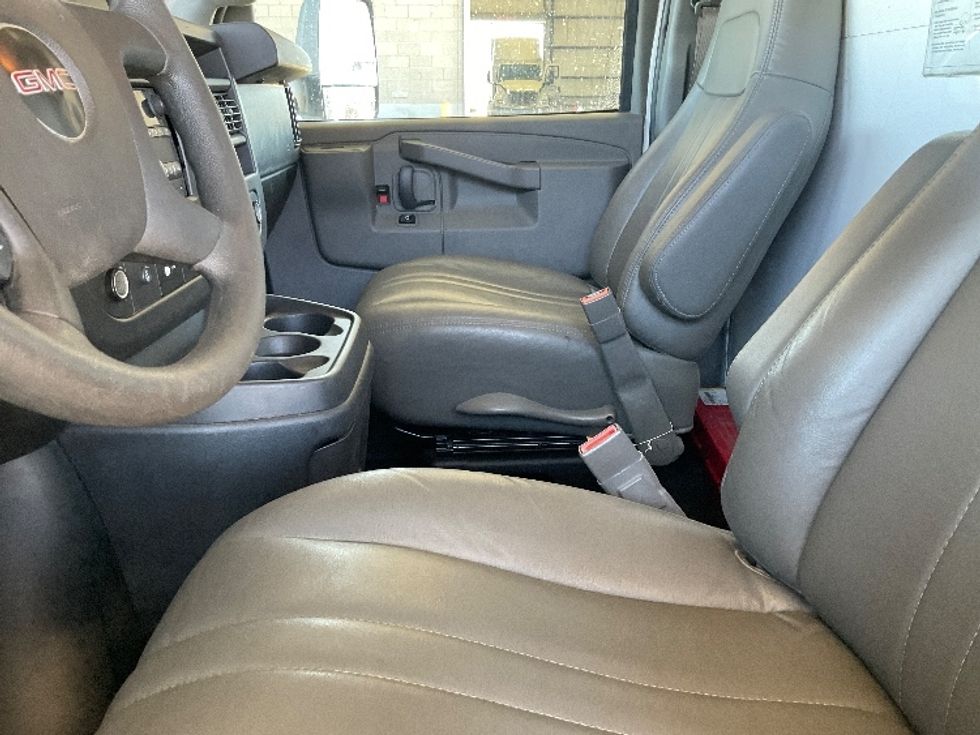 Light Duty Box Truck-Light and Medium Duty Trucks-GMC-2021-Savana G33903-Phoenix-AZ-91,331\n\t\tmiles-$ 28,500 - Image 17