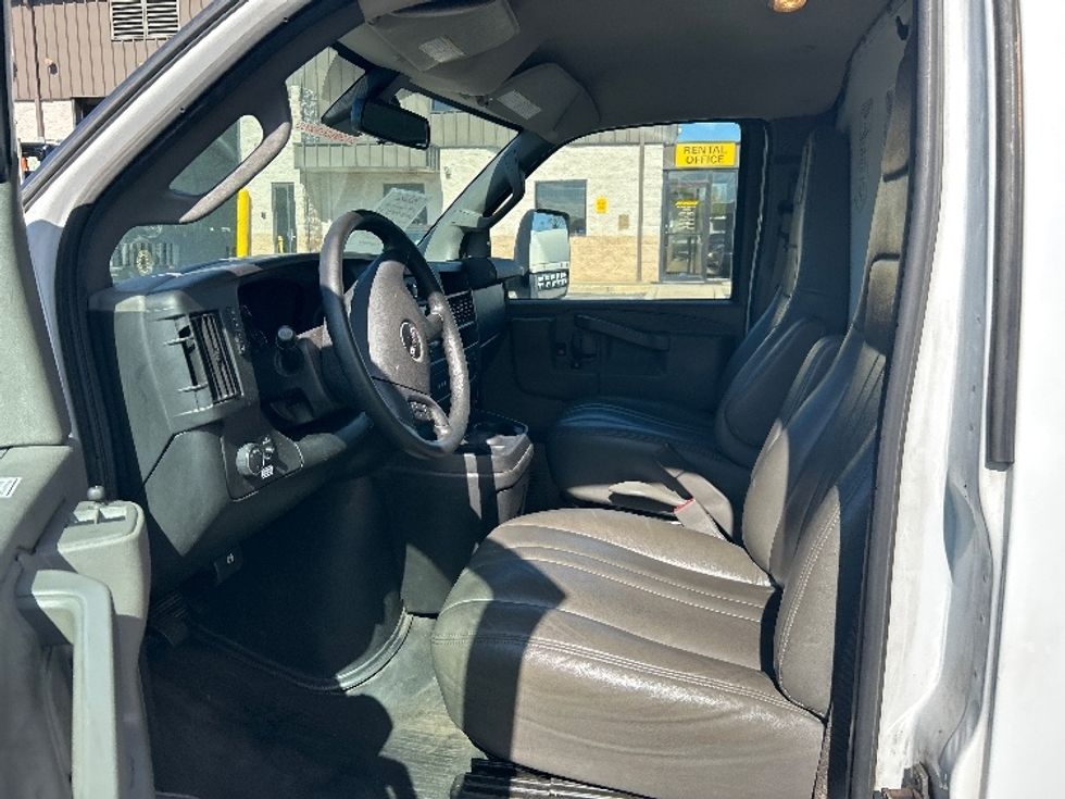 Light Duty Box Truck-Light and Medium Duty Trucks-GMC-2021-Savana G33903-Piqua-OH-152,747\n\t\tmiles-$ 21,500 - Image 16