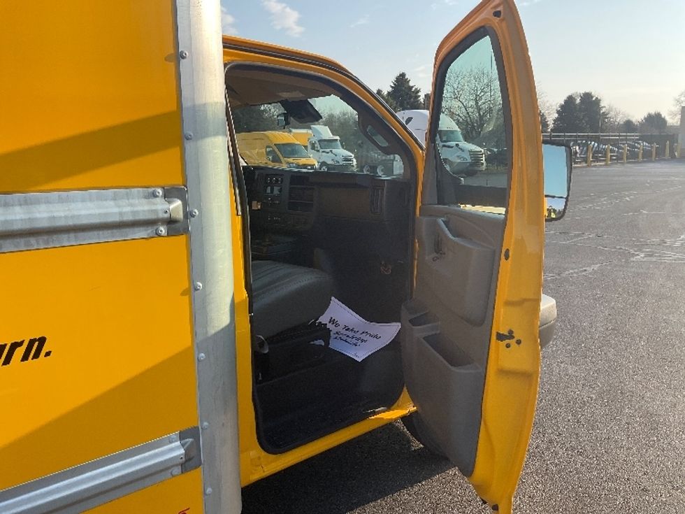 Light Duty Box Truck-Light and Medium Duty Trucks-GMC-2021-Savana G33903-Piqua-OH-89,031\n\t\tmiles-$ 25,500 - Image 20