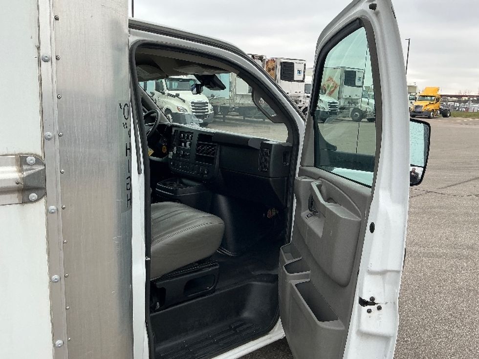 Light Duty Box Truck-Light and Medium Duty Trucks-GMC-2021-Savana G33903-Piqua-OH-92,425\n\t\tmiles-$ 29,500 - Image 18