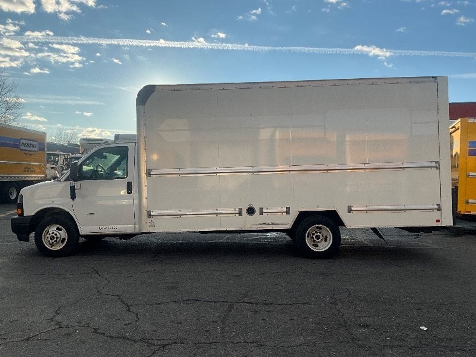 Light Duty Box Truck-Light and Medium Duty Trucks-GMC-2021-Savana G33903-Rockville-MD-113,101\n\t\tmiles-$ 27,250 - Image 4