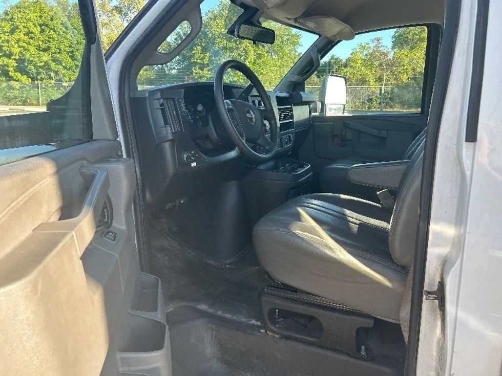 Light Duty Box Truck-Light and Medium Duty Trucks-GMC-2021-Savana G33903-Romulus-MI-129,377\n\t\tmiles-$ 24,250 - Image 16