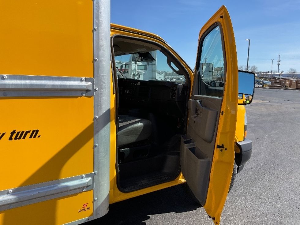 Light Duty Box Truck-Light and Medium Duty Trucks-GMC-2021-Savana G33903-Rothschild-WI-105,046\n\t\tmiles-$ 27,000 - Image 18