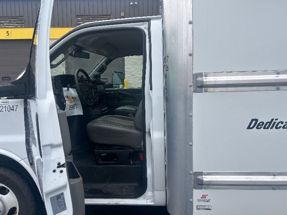 Light Duty Box Truck-Light and Medium Duty Trucks-GMC-2021-Savana G33903-Sacramento-CA-94,081\n\t\tmiles-$ 32,000 - Image 16