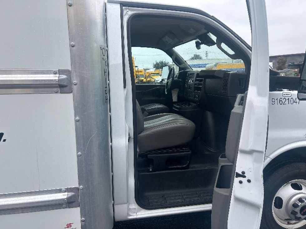 Light Duty Box Truck-Light and Medium Duty Trucks-GMC-2021-Savana G33903-Sacramento-CA-94,081\n\t\tmiles-$ 32,000 - Image 20