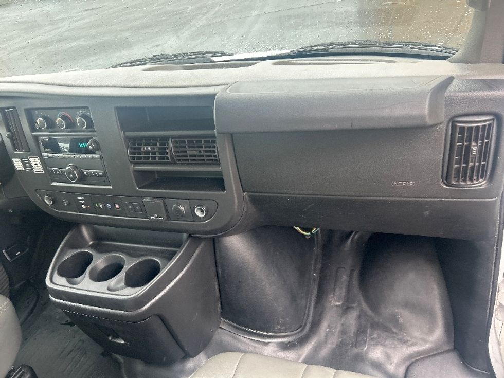 Light Duty Box Truck-Light and Medium Duty Trucks-GMC-2021-Savana G33903-Sacramento-CA-94,081\n\t\tmiles-$ 32,000 - Image 21