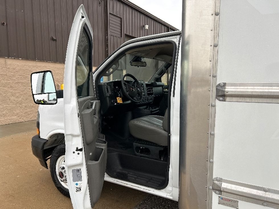 Light Duty Box Truck-Light and Medium Duty Trucks-GMC-2021-Savana G33903-Saginaw-MI-104,840\n\t\tmiles-$ 28,500 - Image 16