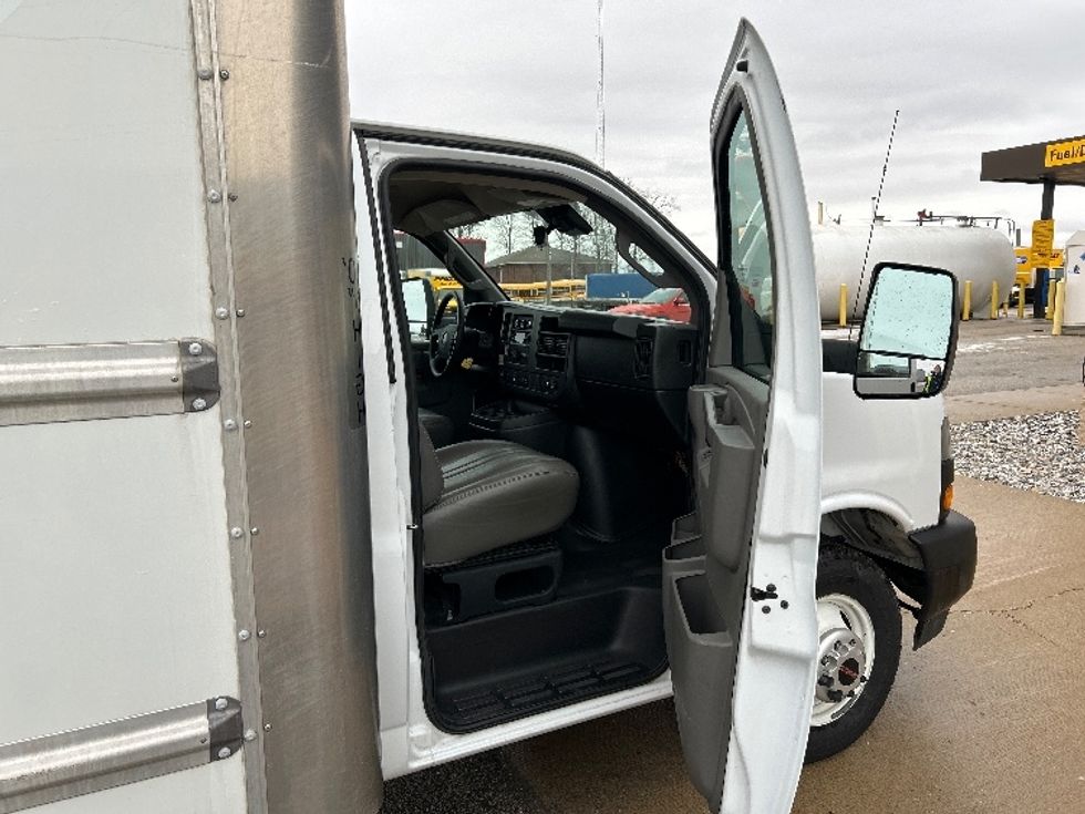 Light Duty Box Truck-Light and Medium Duty Trucks-GMC-2021-Savana G33903-Saginaw-MI-104,840\n\t\tmiles-$ 28,500 - Image 20