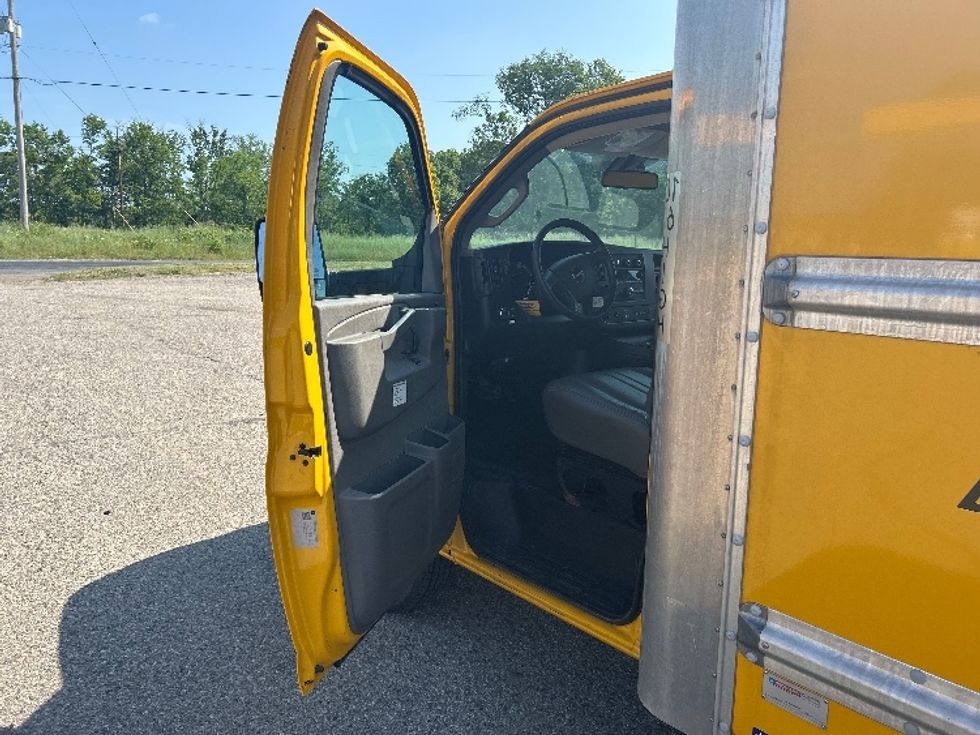 Light Duty Box Truck-Light and Medium Duty Trucks-GMC-2021-Savana G33903-Saginaw-MI-88,106\n\t\tmiles-$ 27,500 - Image 15