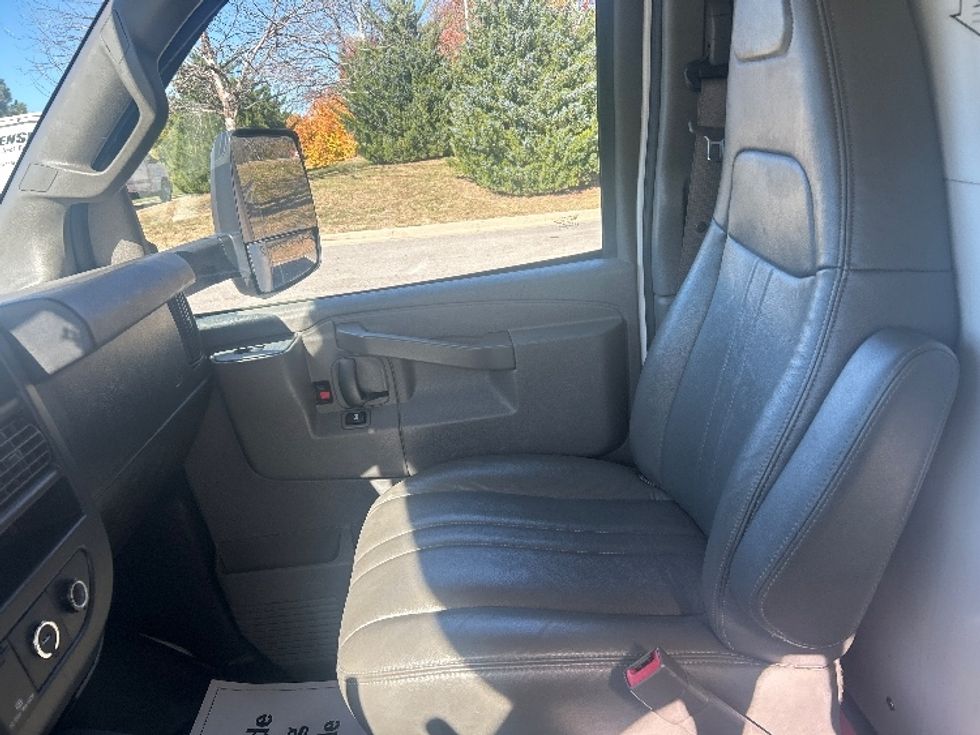 Light Duty Box Truck-Light and Medium Duty Trucks-GMC-2021-Savana G33903-Saint Petersburg-FL-116,985\n\t\tmiles-$ 28,750 - Image 19