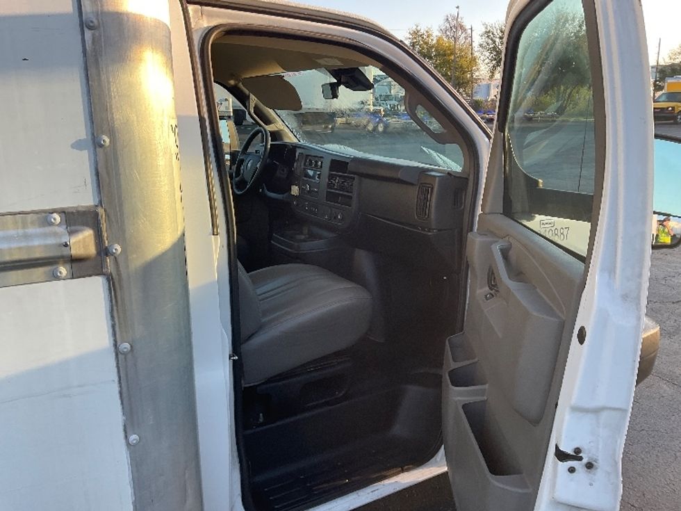Light Duty Box Truck-Light and Medium Duty Trucks-GMC-2021-Savana G33903-Saint Petersburg-FL-81,147\n\t\tmiles-$ 33,000 - Image 19