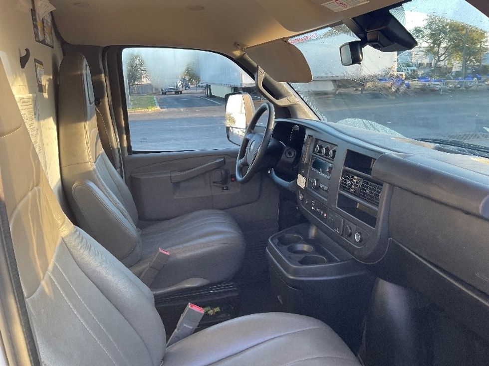 Light Duty Box Truck-Light and Medium Duty Trucks-GMC-2021-Savana G33903-Saint Petersburg-FL-81,147\n\t\tmiles-$ 33,000 - Image 21